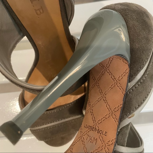 L.A.M.B high Heels grey Leather Size 7.5 on shoe but was too big. - Picture 3 of 7